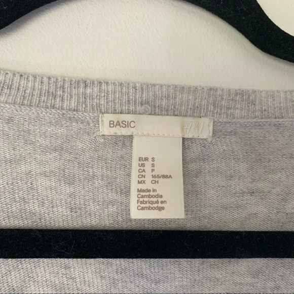 H&M Sweater Size Small grey plunge scoop neck sweater - Picture 2 of 4